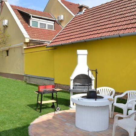 Liliom Apartman Gyula Buitenkant foto
