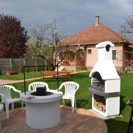 Liliom Apartman Gyula Buitenkant foto