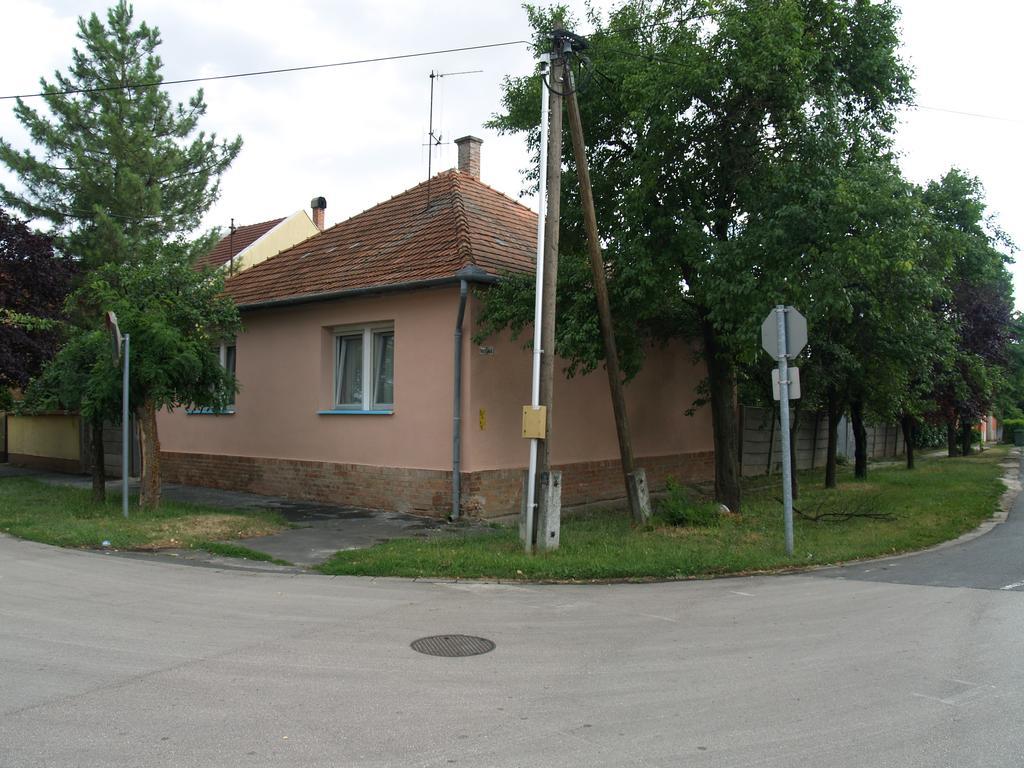 Liliom Apartman Gyula Buitenkant foto
