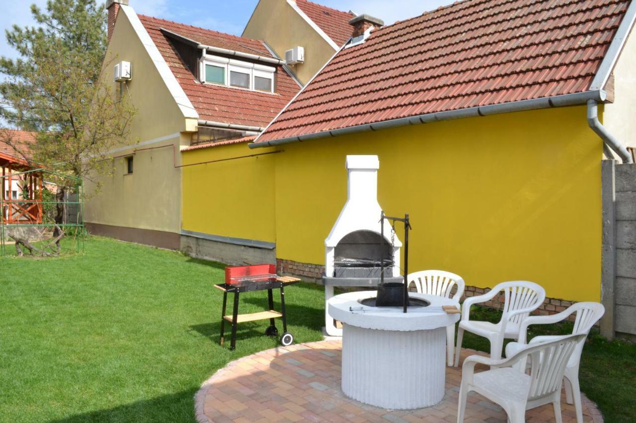 Liliom Apartman Gyula Buitenkant foto