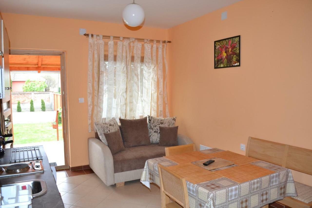 Liliom Apartman Gyula Buitenkant foto