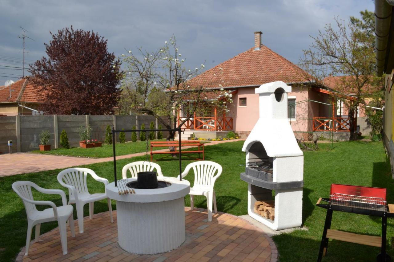 Liliom Apartman Gyula Buitenkant foto