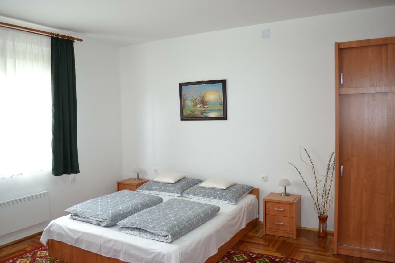 Liliom Apartman Gyula Buitenkant foto