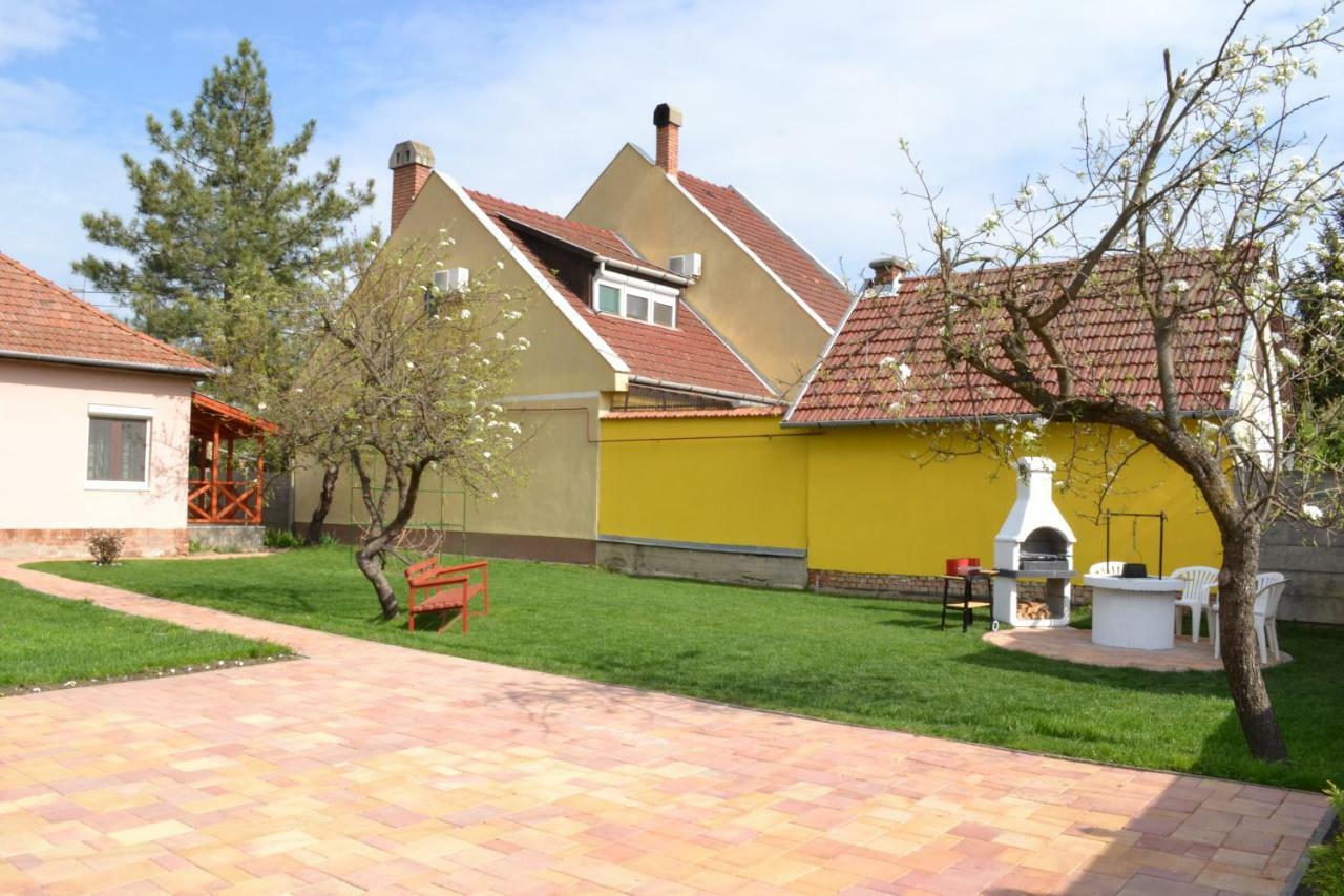 Liliom Apartman Gyula Buitenkant foto