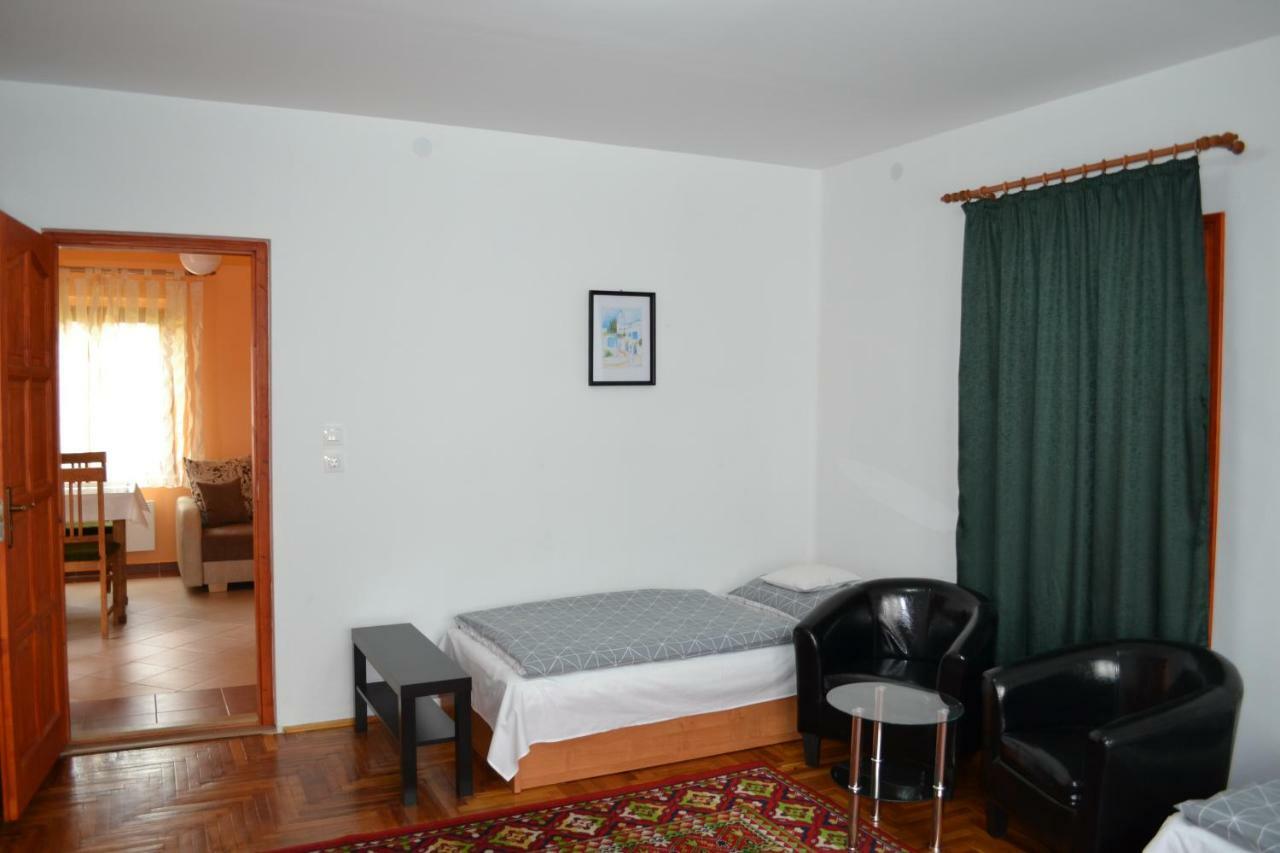 Liliom Apartman Gyula Buitenkant foto
