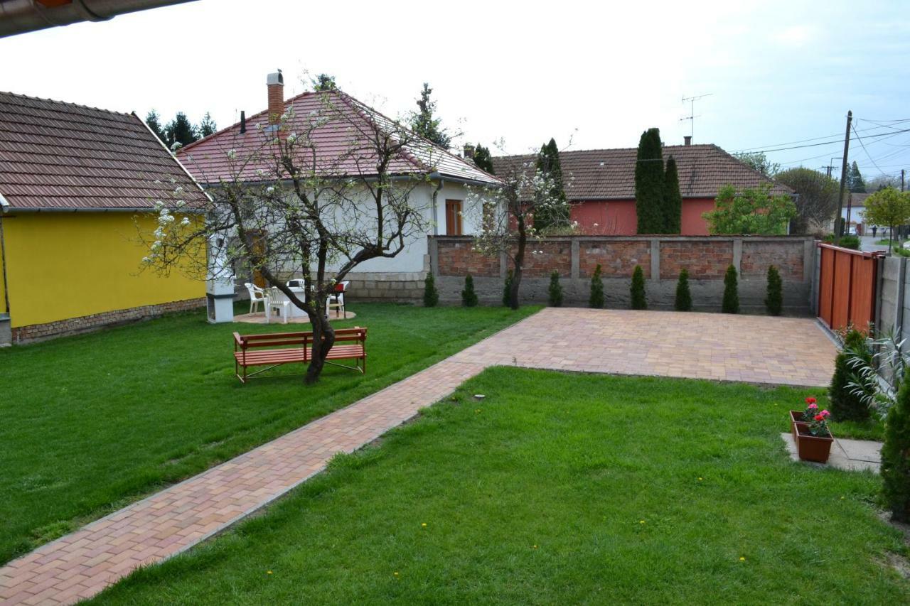 Liliom Apartman Gyula Buitenkant foto