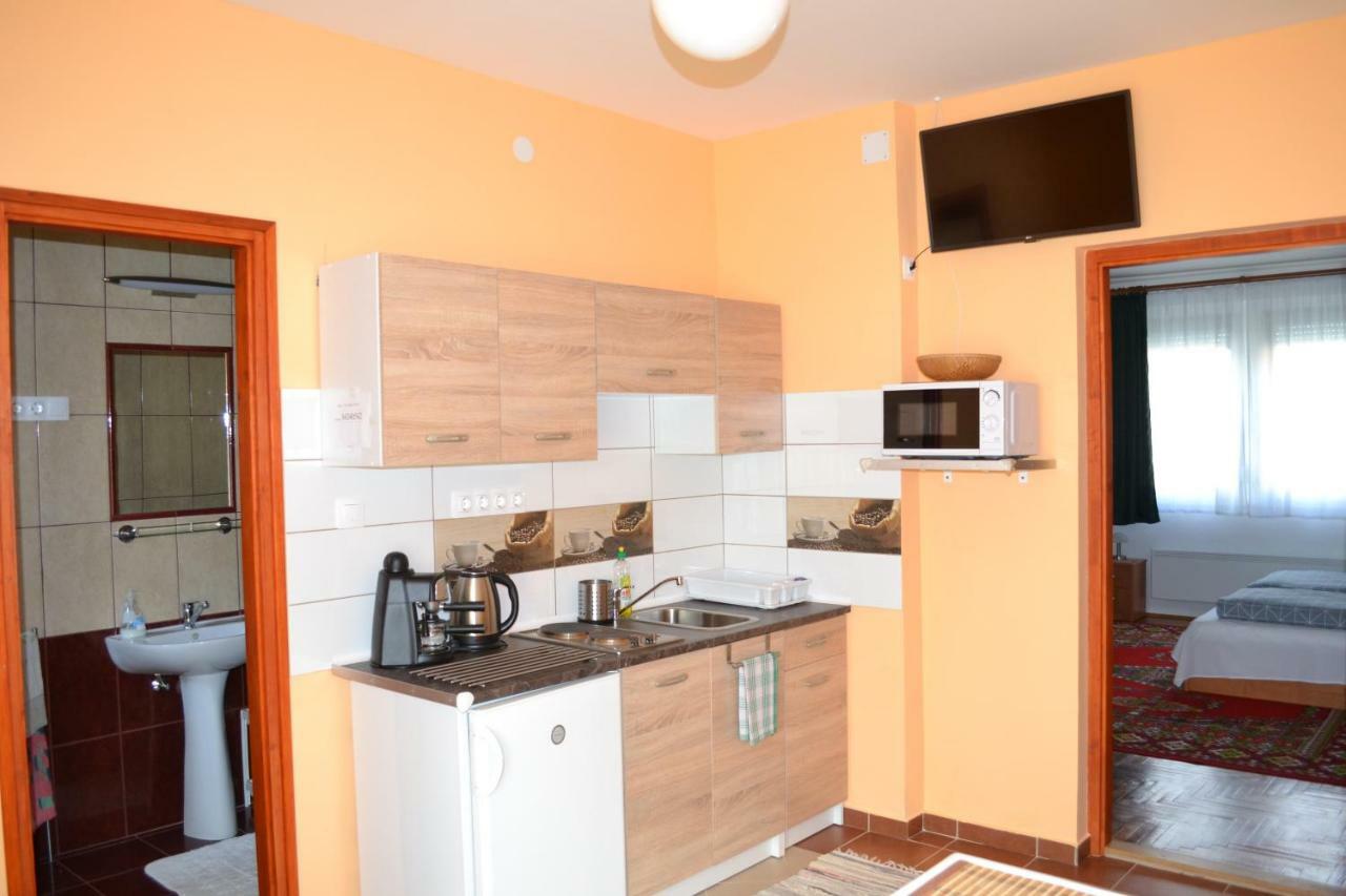 Liliom Apartman Gyula Buitenkant foto